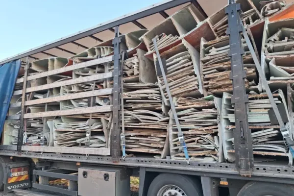 LKW beladen mit Fahrbahnplatten
