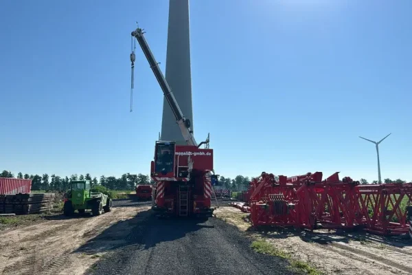 Baustelle für eine Windkraftanlage mit Kran
