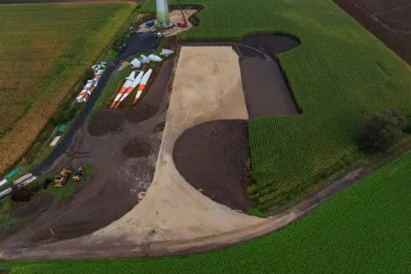 Luftaufnahme einer Baustelle für eine Windkraftanlage