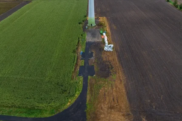 Luftaufnahme einer Baustelle für eine Windkraftanlage
